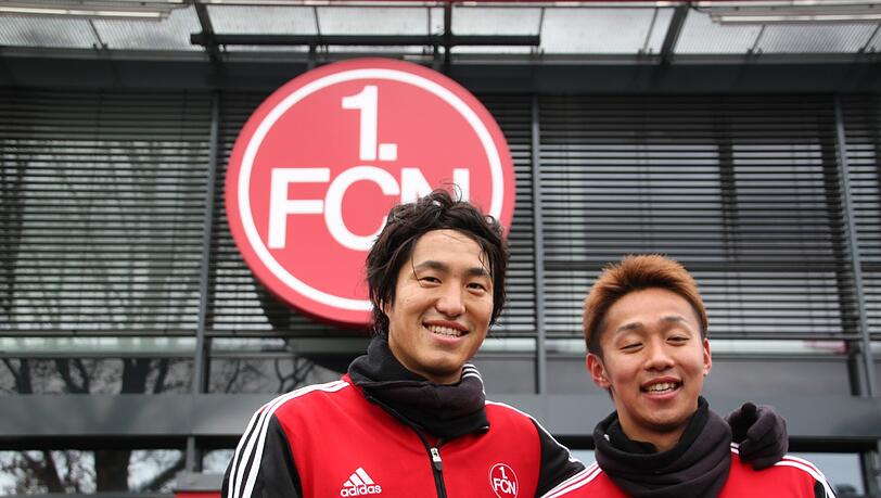 Mit der Verpflichtung von Mu Kanazaki (links) wurde das Heimweh von Hiroshi Kiyotake etwas gemildert, gibt er zu. Mit der Verpflichtung von Mu Kanazaki (links) wurde das Heimweh von Hiroshi Kiyotake etwas gemildert, gibt er zu.
