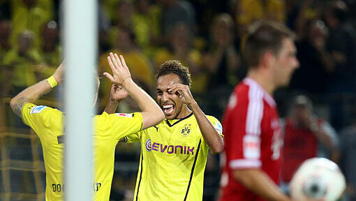 Der Dortmunder Torschütze Marco Reus (l-r) und Pierre-Emerick Aubameyang jubeln über das Tor zum 4:2. Bayern-Kapitän Philipp Lahm trägt den Ball weg. Der Dortmunder Torschütze Marco Reus (l-r) und Pierre-Emerick Aubameyang jubeln über das Tor zum 4:2. Bayern-Kapitän Philipp Lahm trägt den Ball weg.