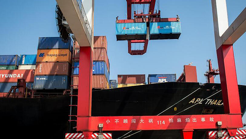 Das chinesische Wachstum profitiert nach wie vor von massiven staatlichen Stützungsmaßnahmen und einer sehr lockeren Kreditvergabepolitik der Banken. Das chinesische Wachstum profitiert nach wie vor von massiven staatlichen Stützungsmaßnahmen und einer sehr lockeren Kreditvergabepolitik der Banken.