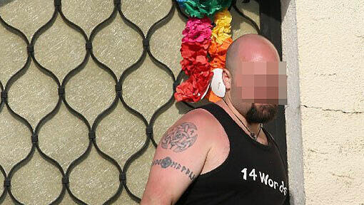 "14 words" steht auf dem T-Shirt des Mannes, der im "Braunen Haus" feiert. Ein Nazi-Code. Ausgeschrieben: "We must secure the existence of our people and a future for White children." "14 words" steht auf dem T-Shirt des Mannes, der im "Braunen Haus" feiert. Ein Nazi-Code. Ausgeschrieben: "We must secure the existence of our people and a future for White children."