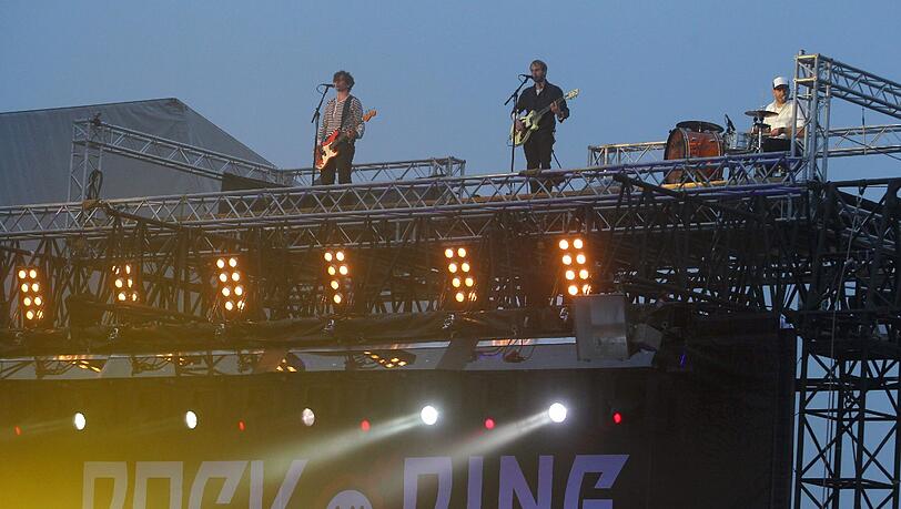 Die Sportfreunde Stiller auf dem Dach der Hauptbühne des Festivals "Rock am Ring". Foto: Thomas Frey Die Sportfreunde Stiller auf dem Dach der Hauptbühne des Festivals "Rock am Ring". Foto: Thomas Frey