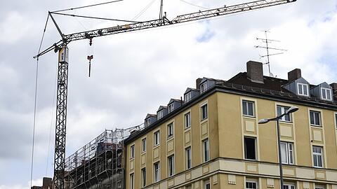 Ein Wohnhaus in Giesing: In der Stadt fallen die Kaufpreise für Wohnungen. Wer eine Mietwohnung sucht, hat nichts davon - im Gegenteil.