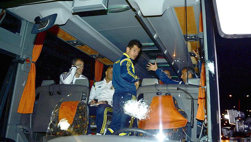 Szenen der Zerstörung: Ein Unbekannter hat den Mannschaftsbus des türkischen Erstligisten Fenerbahce Istanbul mit einer Schrotflinte attackiert. Die Bilder Szenen der Zerstörung: Ein Unbekannter hat den Mannschaftsbus des türkischen Erstligisten Fenerbahce Istanbul mit einer Schrotflinte attackiert. Die Bilder