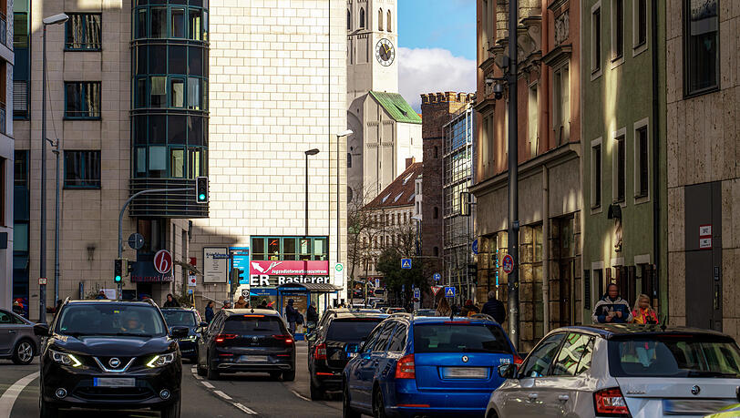 Der Oberanger mit Blick auf den Alten Peter: Die Stadt will den Autoverkehr in der Altstadt massiv einschränken und Parkplätze streichen. Nach jetzigem Planungsstand könnten Autofahrer dann auch nicht mehr vom Hacken- ins Angerviertel fahren. Der Oberanger mit Blick auf den Alten Peter: Die Stadt will den Autoverkehr in der Altstadt massiv einschränken und Parkplätze streichen. Nach jetzigem Planungsstand könnten Autofahrer dann auch nicht mehr vom Hacken- ins Angerviertel fahren.