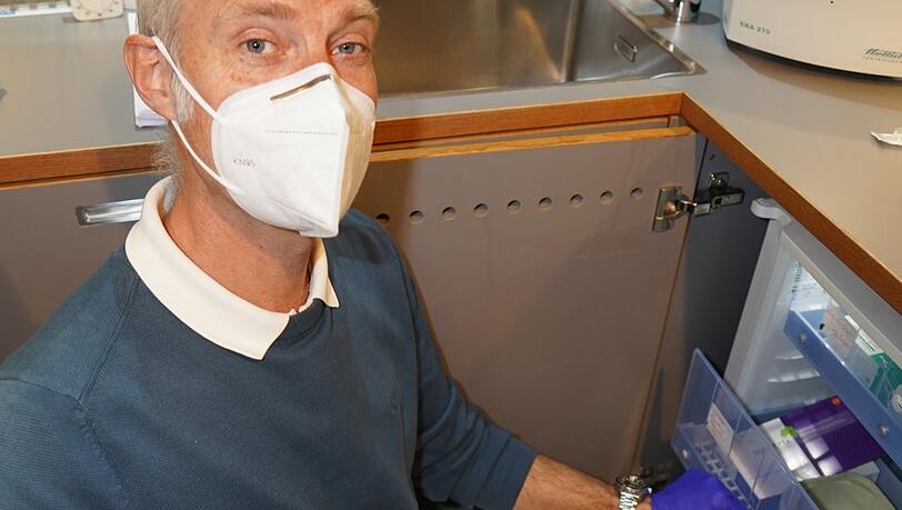 Der Hausarzt Dr. Til M. vor dem Kühlschrank, in dem das wertvolle Vakzin lagert. Seit Ostern impft er in seiner Praxis. Der Hausarzt Dr. Til M. vor dem Kühlschrank, in dem das wertvolle Vakzin lagert. Seit Ostern impft er in seiner Praxis.