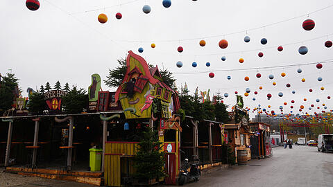 Am Winter-Tollwood gibt es wieder jede Menge Kreatives, Weihnachtliches und Köstliches zu entdecken. Am Mittwoch werden hier noch die letzten Arbeiten erledigt, bevor am Donnerstag um 14 Uhr eröffnet wird. Am Winter-Tollwood gibt es wieder jede Menge Kreatives, Weihnachtliches und Köstliches zu entdecken. Am Mittwoch werden hier noch die letzten Arbeiten erledigt, bevor am Donnerstag um 14 Uhr eröffnet wird.