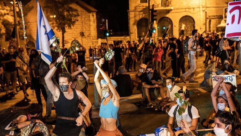 Demonstranten protestieren gegen den israelischen Ministerpräsidenten Netanjahu in der Nähe seiner Residenz. Demonstranten protestieren gegen den israelischen Ministerpräsidenten Netanjahu in der Nähe seiner Residenz.