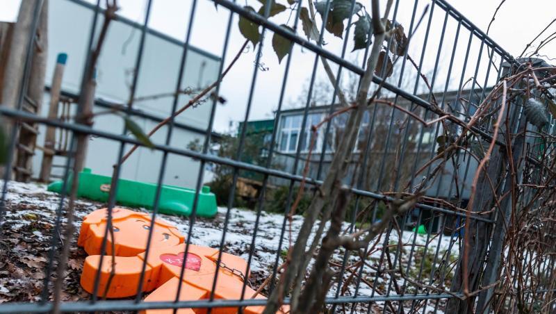 Ein oranger Plastikaufsteller liegt im Spielbereich der Kita in Freiburg. Zwei Kinder aus der Notbetreuung der Einrichtung wurden mit einer Virusmutation infiziert. Ein oranger Plastikaufsteller liegt im Spielbereich der Kita in Freiburg. Zwei Kinder aus der Notbetreuung der Einrichtung wurden mit einer Virusmutation infiziert.