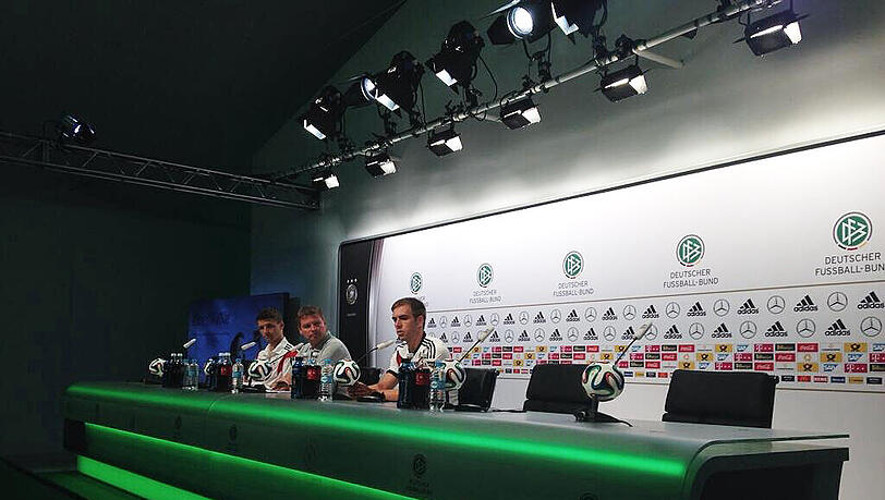Thomas Müller (l) und Philipp Lahm auf der letzten Pressekonferenz im Campo Bahia. Thomas Müller (l) und Philipp Lahm auf der letzten Pressekonferenz im Campo Bahia.