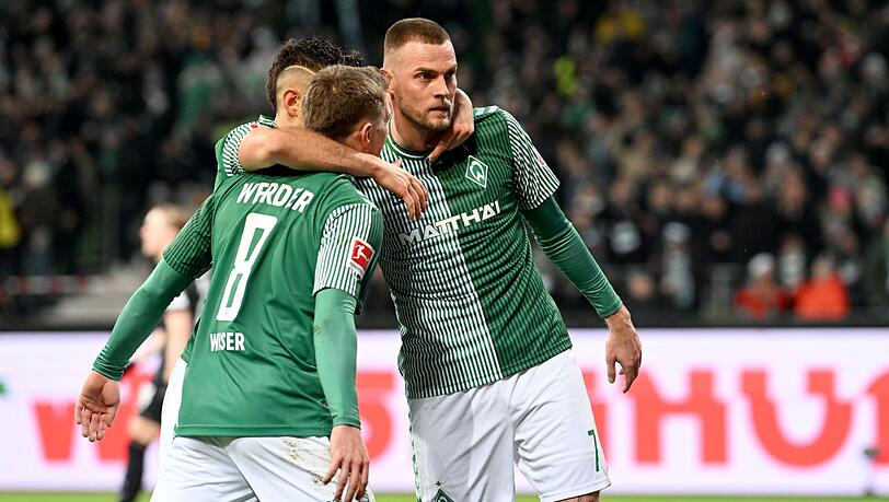 Werders Torschütze Marvin Ducksch (r) jubelt mit Mitchell Weiser und Rafael Borre. Werders Torschütze Marvin Ducksch (r) jubelt mit Mitchell Weiser und Rafael Borre.