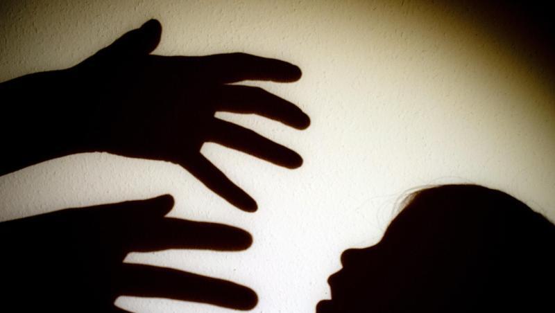 Schatten von Händen einer erwachsenen Person und dem Kopf eines Kindes an einer Wand. Foto: Patrick Pleul/zb/dpa/Illustration Schatten von Händen einer erwachsenen Person und dem Kopf eines Kindes an einer Wand. Foto: Patrick Pleul/zb/dpa/Illustration