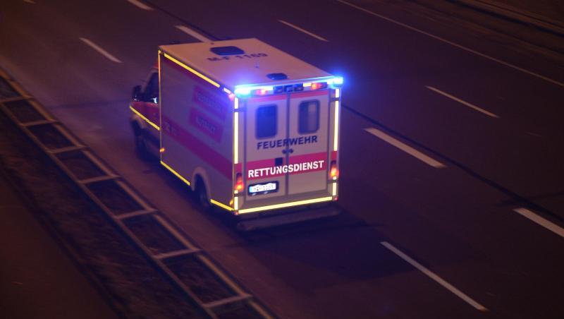 Ein Krankenwagen fährt zu einem Einsatz. Foto: Felix Hörhager/dpa Ein Krankenwagen fährt zu einem Einsatz. Foto: Felix Hörhager/dpa