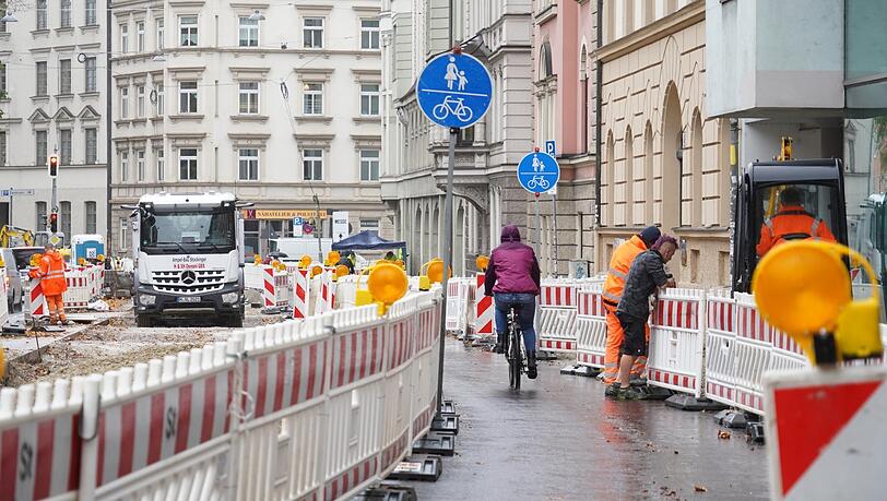 In der Blumenstraße wird bis Ende 2021 gebuddelt und gespurt. Hier entsteht der erste Abschnitt des Altstadt-Radlrings. In der Blumenstraße wird bis Ende 2021 gebuddelt und gespurt. Hier entsteht der erste Abschnitt des Altstadt-Radlrings.