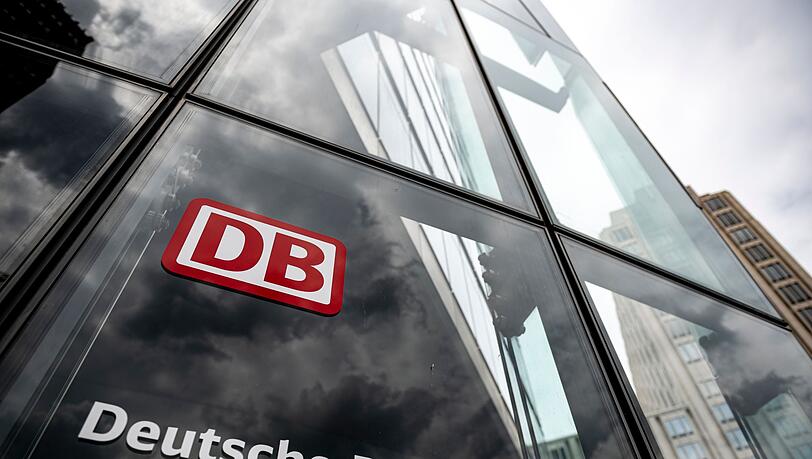 Der Schriftzug mit Logo steht an der Zentrale der Deutschen Bahn in Berlin. Der Schriftzug mit Logo steht an der Zentrale der Deutschen Bahn in Berlin.