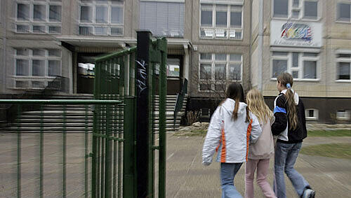 Drei Mädchen auf dem Weg in die „Arche“, ein Zentrum für bedürftige Kinder in Berlin: Hier lebt jedes dritte Kind von Hartz IV. Drei Mädchen auf dem Weg in die „Arche“, ein Zentrum für bedürftige Kinder in Berlin: Hier lebt jedes dritte Kind von Hartz IV.