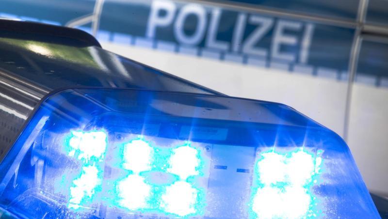 Ein Blaulicht leuchtet auf dem Dach eines Polizeiwagens. Foto: Friso Gentsch/dpa/Symbolbild Ein Blaulicht leuchtet auf dem Dach eines Polizeiwagens. Foto: Friso Gentsch/dpa/Symbolbild