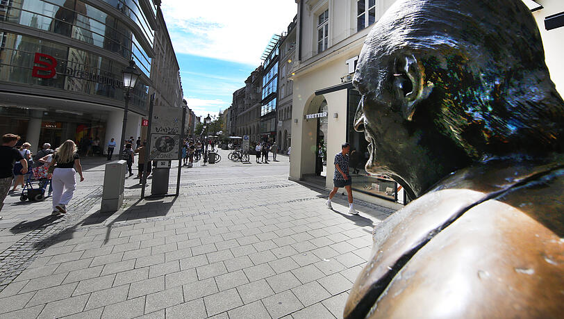 Jetzt kann der Stadtspaziergänger wieder das Treiben in der Altstadt beobachten: Die Sigi Sommer Statue ist wieder da. Jetzt kann der Stadtspaziergänger wieder das Treiben in der Altstadt beobachten: Die Sigi Sommer Statue ist wieder da.