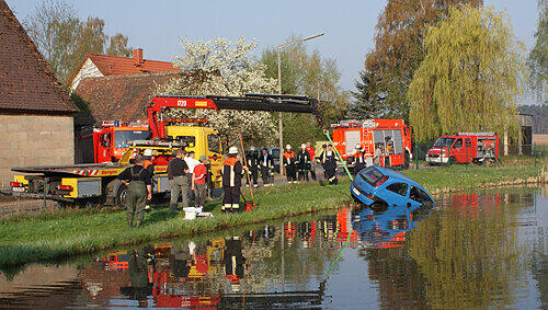 Erst die Feuerwehr holte die 47-Jährige aus ihrem nassen Gefängnis. Erst die Feuerwehr holte die 47-Jährige aus ihrem nassen Gefängnis.