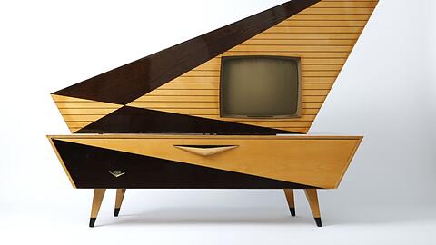 Man glaubt gar nicht, was alles in diesem Sideboard "Kuba Komet 1223 SL" aus den spätern 1950er Jahren unterkommt: vom Fernseher über ein Rundfunkgerät bis zum Plattenspieler. Man glaubt gar nicht, was alles in diesem Sideboard "Kuba Komet 1223 SL" aus den spätern 1950er Jahren unterkommt: vom Fernseher über ein Rundfunkgerät bis zum Plattenspieler.