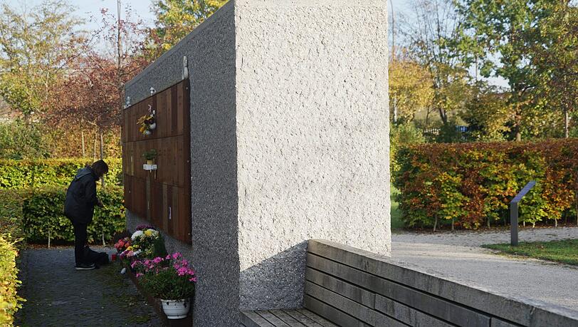 Im Mosaikgarten am Westfriedhof sollen 400 Urnengräber dazukommen. Im Mosaikgarten am Westfriedhof sollen 400 Urnengräber dazukommen.