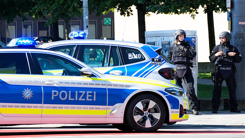 Polizisten sind in München im Einsatz: An den Straßensperren stehen mit Maschinenpistolen bewaffnete Beamte. Polizisten sind in München im Einsatz: An den Straßensperren stehen mit Maschinenpistolen bewaffnete Beamte.