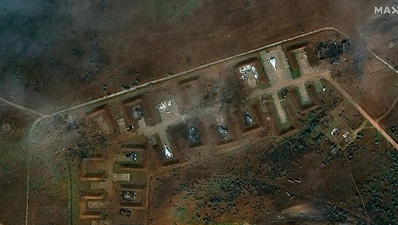 Dieses von Maxar Technologies zur Verfügung gestellte Satellitenbild zeigt beschädigte russische Flugzeuge auf dem Luftwaffenstützpunkt Saki nach einer Explosion am 10.08.2022. Dieses von Maxar Technologies zur Verfügung gestellte Satellitenbild zeigt beschädigte russische Flugzeuge auf dem Luftwaffenstützpunkt Saki nach einer Explosion am 10.08.2022.