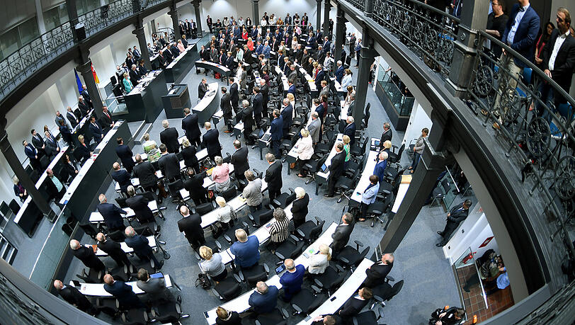 Abgeordnete sitzen im Landtag in Hannover im Plenarsaal. Abgeordnete sitzen im Landtag in Hannover im Plenarsaal.