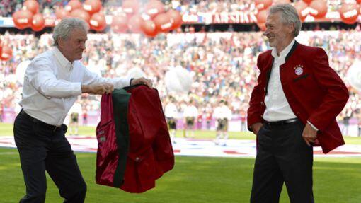 14. Mai 2016: Am letzten Bundesliga-Spieltag vor dem Bayern-Heimspiel gegen Hannover 96 macht Sepp Maier (links) für seinen früheren Teamkollegen Paul Breitner den Torero. 14. Mai 2016: Am letzten Bundesliga-Spieltag vor dem Bayern-Heimspiel gegen Hannover 96 macht Sepp Maier (links) für seinen früheren Teamkollegen Paul Breitner den Torero.