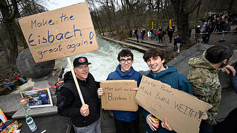 Die Brüder Elliott (Mittre) und Tommy van Luchem (r.) wohnen in der Nähe und sind mit der Eisbachwelle aufgewachsen. Fast täglich sind sie nach der Schule hier gewesen und gesurft. Die Brüder Elliott (Mittre) und Tommy van Luchem (r.) wohnen in der Nähe und sind mit der Eisbachwelle aufgewachsen. Fast täglich sind sie nach der Schule hier gewesen und gesurft.