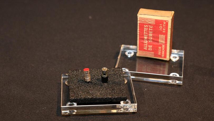 Lagerte jahrelang daheim in einer Streichholzschachtel: der erste Transistor aus den 50-Jahren. Lagerte jahrelang daheim in einer Streichholzschachtel: der erste Transistor aus den 50-Jahren.