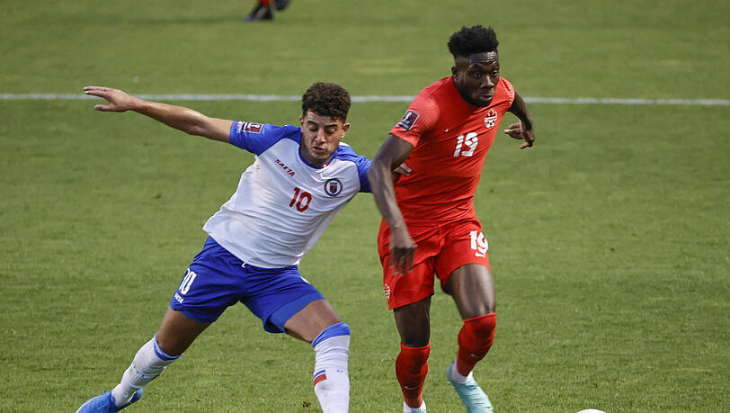Szene aus dem WM-Qualifikationsspiel der Kanadier gegen Haiti: Alphonso Davies vom FC Bayern (rechts) enteilt Steeven Saba. Szene aus dem WM-Qualifikationsspiel der Kanadier gegen Haiti: Alphonso Davies vom FC Bayern (rechts) enteilt Steeven Saba.