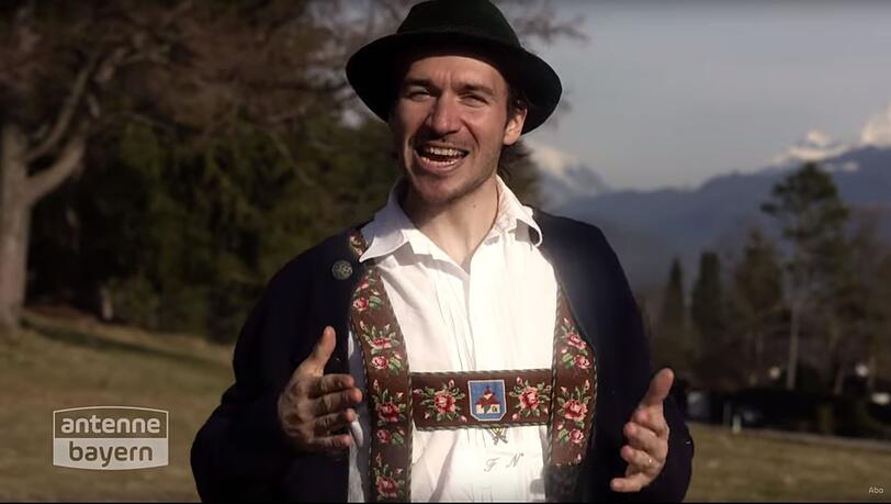 In Tracht singt Felix Neureuther seinen eingängigen Schlager "Weiterziehn". In Tracht singt Felix Neureuther seinen eingängigen Schlager "Weiterziehn".