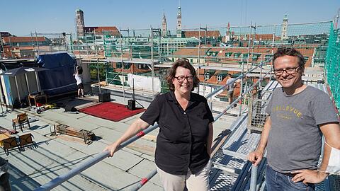 Projektleiterin Barbara Bergau und Bellevue-di-Monaco-Sprecher Grisi Ganzer sind stolz auf den neuen Sportplatz &ndash; obwohl der noch nicht fertig ist.