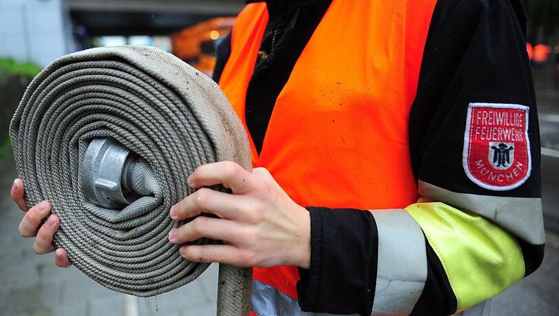 Diesmal waren sie selbst die Opfer: Zwei Feuerwehrmänner wurden verletzt. Diesmal waren sie selbst die Opfer: Zwei Feuerwehrmänner wurden verletzt.