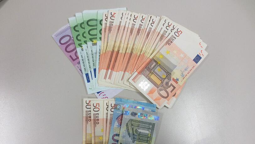 Außerdem hatte der 26-Jährige noch fast 3000 Euro Bargeld bei sich. Außerdem hatte der 26-Jährige noch fast 3000 Euro Bargeld bei sich.