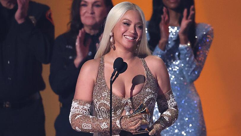 Superstar Beyoncé holt sich den Grammy für "Album des Jahres" ab. Superstar Beyoncé holt sich den Grammy für "Album des Jahres" ab.
