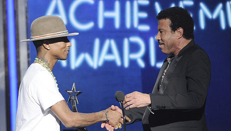 Überreich wurde ihm der Preis für sein Lebenswerk von Pharrell Williams. Überreich wurde ihm der Preis für sein Lebenswerk von Pharrell Williams.