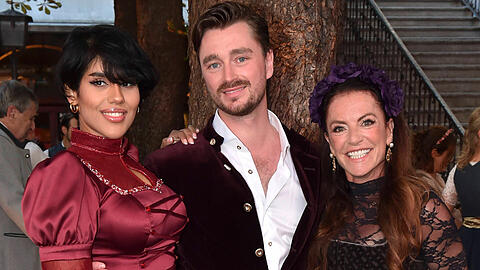 Christine Neubauers Sohn Lambert Dinzinger stellte seine Verlobte Maha auf dem "Heidifest" vor. Christine Neubauers Sohn Lambert Dinzinger stellte seine Verlobte Maha auf dem "Heidifest" vor.