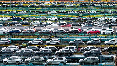 Für die Menschen hierzulande könnten große Autos billiger werden. Für die Menschen hierzulande könnten große Autos billiger werden.