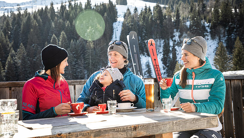 Tanken Sie Kraft auf einer der urigen Skihütten mit Schmankerln und typischer Tiroler Hausmannskost. Tanken Sie Kraft auf einer der urigen Skihütten mit Schmankerln und typischer Tiroler Hausmannskost.