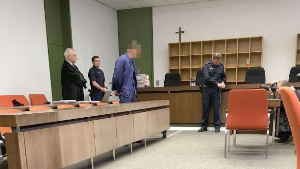 Victor S. beim Prozessauftakt. Victor S. beim Prozessauftakt.