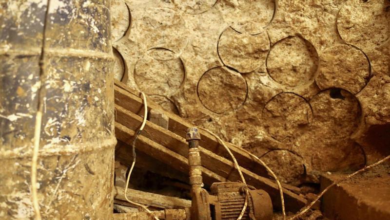 Einfach ausgestattet, aber funktionstüchtig: Blick auf ein Fass und eine elektrische Pumpe, in einem von der Hisbollah gegrabenen Tunnel. Einfach ausgestattet, aber funktionstüchtig: Blick auf ein Fass und eine elektrische Pumpe, in einem von der Hisbollah gegrabenen Tunnel.