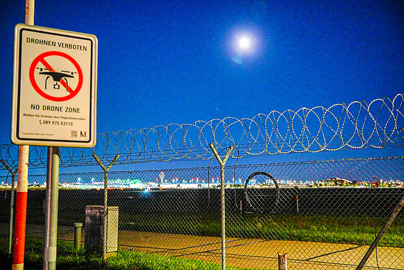 Ein Hinweisschild "Drohnen verboten" steht am Gelände des Flughafens München. Ein Hinweisschild "Drohnen verboten" steht am Gelände des Flughafens München.