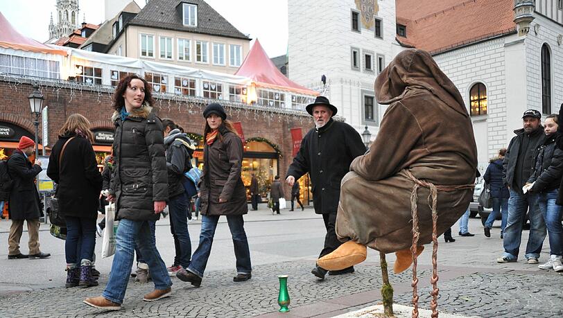 Ungläubig betrachten die Passanten den schwebenden Mönchen vor der Heilig Geist Kirche. Ungläubig betrachten die Passanten den schwebenden Mönchen vor der Heilig Geist Kirche.