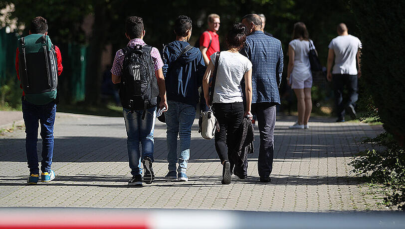 Eine Flüchtlingsfamilie auf dem Weg zur Erstaufnahmeeinrichtung in Dortmund. Eine Flüchtlingsfamilie auf dem Weg zur Erstaufnahmeeinrichtung in Dortmund.