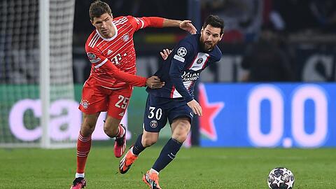 Stehen sich bald erneut auf dem Platz gegenüber: Lionel Messi (r.) im Zweikampf mit Thomas Müller - damals noch beim FC Bayern München bzw. Paris Saint-Germain unter Vertrag. Stehen sich bald erneut auf dem Platz gegenüber: Lionel Messi (r.) im Zweikampf mit Thomas Müller - damals noch beim FC Bayern München bzw. Paris Saint-Germain unter Vertrag.