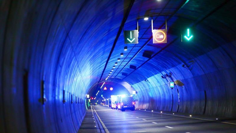 Einsatzfahrzeuge mit Blaulicht fahren durch einen Tunnel auf dem Weg zum Einsatz. Foto: Bodo Schackow/zb/dpa/Archivbild Einsatzfahrzeuge mit Blaulicht fahren durch einen Tunnel auf dem Weg zum Einsatz. Foto: Bodo Schackow/zb/dpa/Archivbild