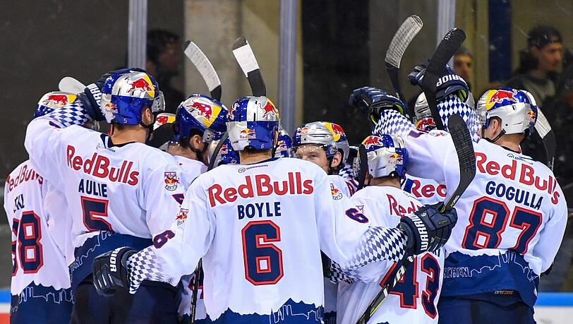 Die EHC-Cracks feiern den 3:2-Erfolg im Topspiel bei den Straubing Tigers. Die EHC-Cracks feiern den 3:2-Erfolg im Topspiel bei den Straubing Tigers.