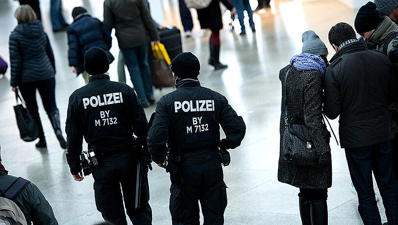 Die Polizisten mussten sich nach der Spuck-Attacke der Frau untersuchen lassen. (Archivbild) Die Polizisten mussten sich nach der Spuck-Attacke der Frau untersuchen lassen. (Archivbild)