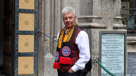 Dieter Reiter mit Fanschal. Dieter Reiter mit Fanschal.